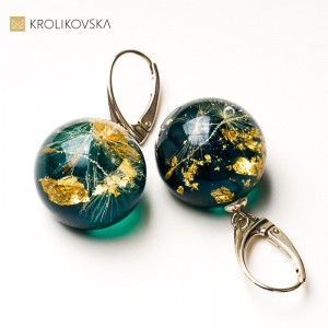 Kolczyki zielone, biżuteria z żywicy – prezent dla kobiety.