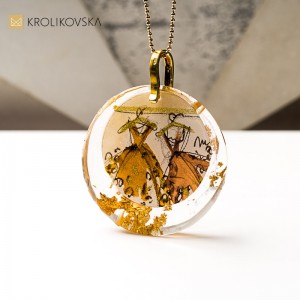 Naszyjnik z grafiką artystyczny akcent stylizacji.