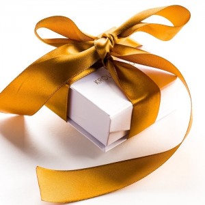 Biżuteria zapakowana w pudełko ze złotą kokardą, gotowa do podarowania 401