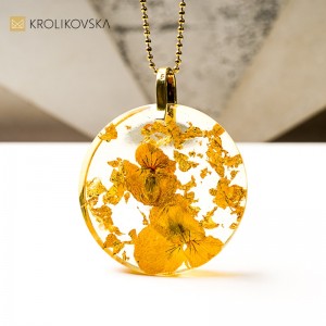 Biżuteria artystyczna która przyciąga spojrzenia.