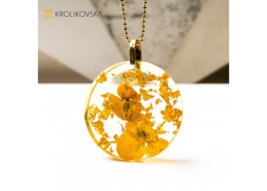 Biżuteria artystyczna która przyciąga spojrzenia.