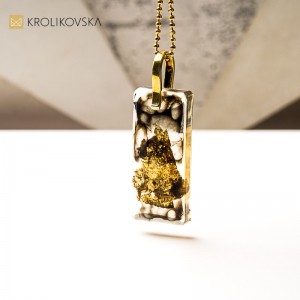 Biżuteria artystyczna podkreślająca osobowość.