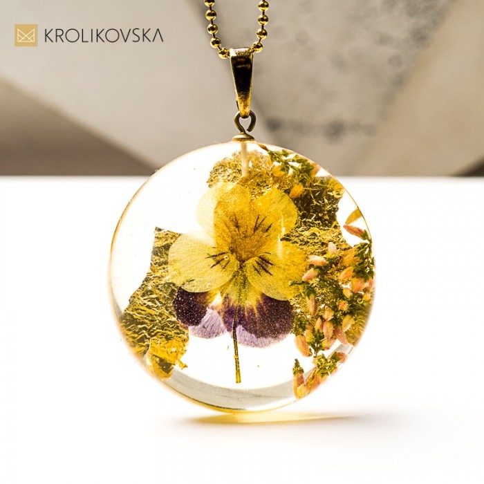 Biżuteria artystyczna dla kobiet z klasą.