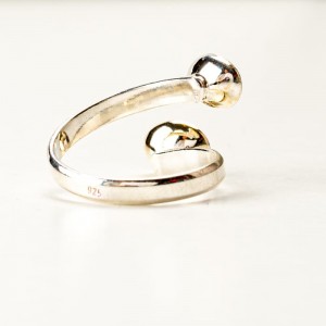 Pierścionek artystyczny z dwoma oczkami