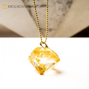 Biżuteria tworzona ręcznie w pracowni artystki.