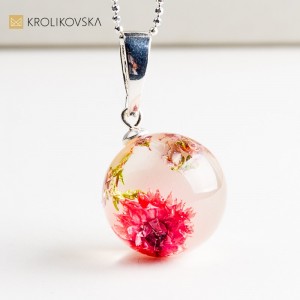 Naszyjnik z naturalnym kwiatem w żywicy.