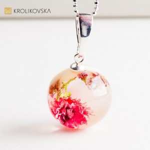 Naszyjnik z naturalnym kwiatem w żywicy.