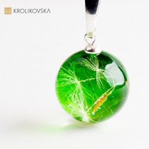 Naszyjnik z dmuchawcem w żywicy – biżuteria artystyczna.