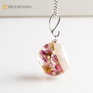 Naszyjnik z wrzosem w żywicy – biżuteria artystyczna.