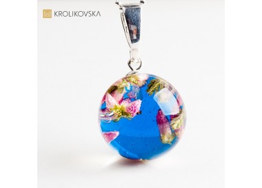 Naszyjnik z wrzoścem w żywicy.