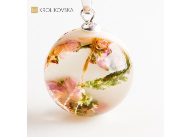 Ponadczasowy naszyjnik z żywicy.