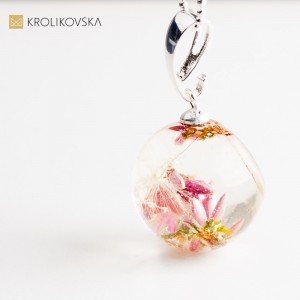 Naszyjnik z naturalnymi kwiatami – biżuteria premium