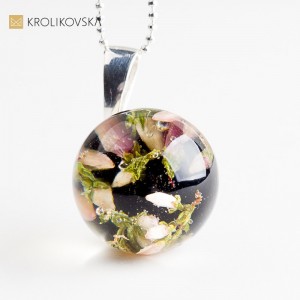 Naszyjnik z kwiatami w żywicy – polski design1