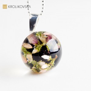 Naszyjnik z kwiatami w żywicy – polski design