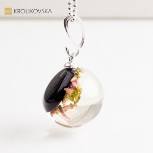 Naszyjnik z kwiatami w żywicy – polski design