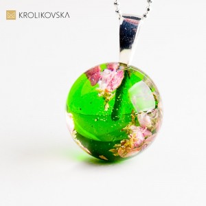 Naszyjnik z naturalnymi kwiatami – elegancki upominek