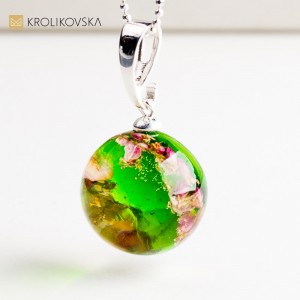 Naszyjnik z naturalnymi kwiatami – elegancki upominek