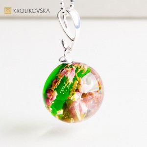 Naszyjnik z naturalnymi kwiatami – elegancki upominek