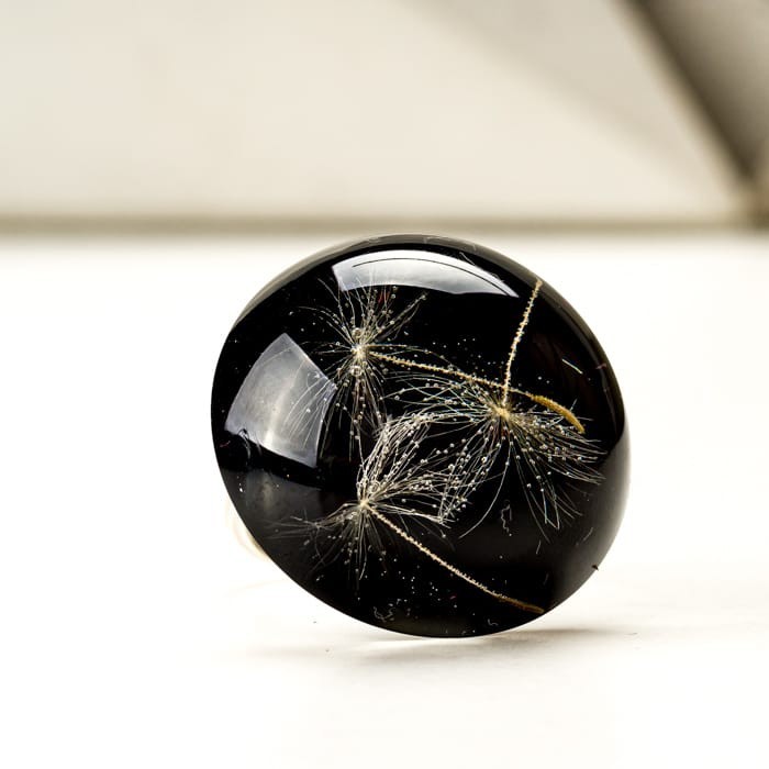 Pierścionek dmuchawce w czarnej odsłonię.