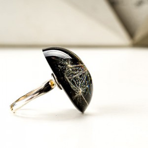 Pierścionek dmuchawce w czarnej odsłonię.