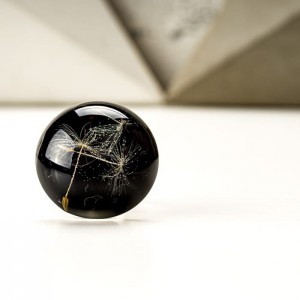 Pierścionek dmuchawce w czarnej odsłonię.