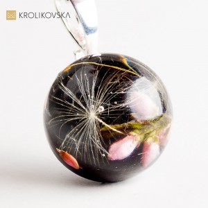 Naszyjnik z kwiatem zatopionym w żywicy – ręcznie robiona biżuteria.
