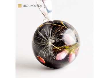Naszyjnik z kwiatem zatopionym w żywicy – ręcznie robiona biżuteria.