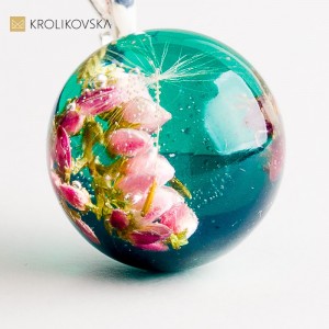 Naszyjnik z suszonym kwiatem w żywicy – wyjątkowa biżuteria na prezent.