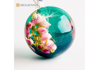 Naszyjnik z suszonym kwiatem w żywicy – wyjątkowa biżuteria na prezent.