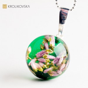 Naszyjnik z kwiatami w żywicy – niepowtarzalna biżuteria dla niej.