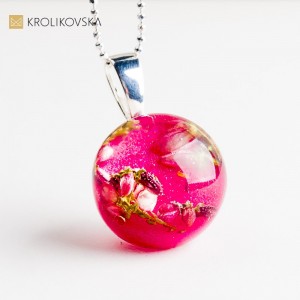 Naszyjnik z prawdziwą rośliną w żywicy – biżuteria inspirowana naturą.1