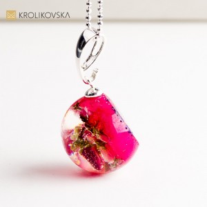 Naszyjnik z prawdziwą rośliną w żywicy – biżuteria inspirowana naturą.