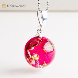 Naszyjnik z prawdziwą rośliną w żywicy – biżuteria inspirowana naturą.