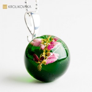 Naszyjnik z różą zatopioną w żywicy – wyjątkowa biżuteria na prezent.