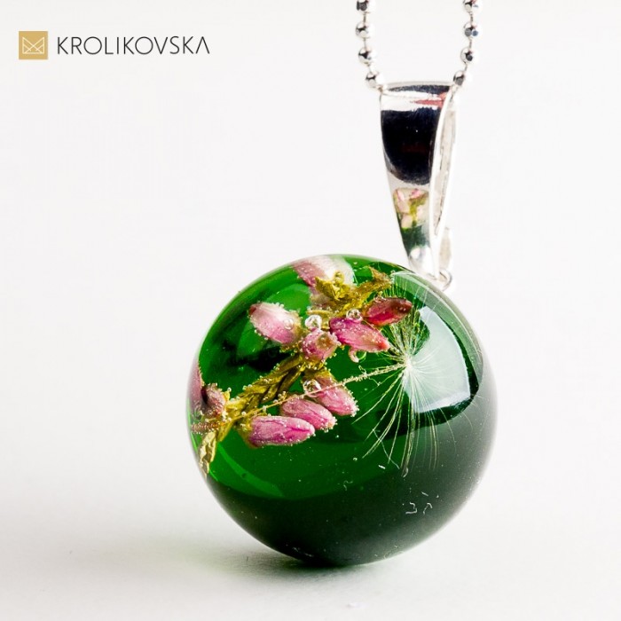 Naszyjnik z różą zatopioną w żywicy – wyjątkowa biżuteria na prezent.