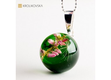 Naszyjnik z różą zatopioną w żywicy – wyjątkowa biżuteria na prezent.