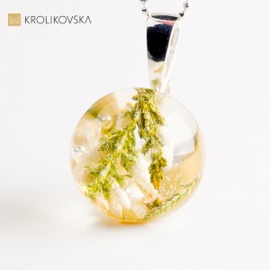 Naszyjnik z kwiatem w żywicy, biżuteria artystyczna.
