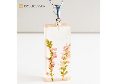 Naszyjnik z suszonym kwiatem w żywicy, niepowtarzalna biżuteria.