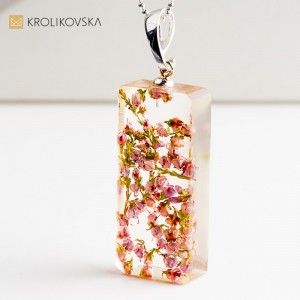 Naszyjnik z kwiatem w żywicy, artystyczna biżuteria inspirowana naturą.1