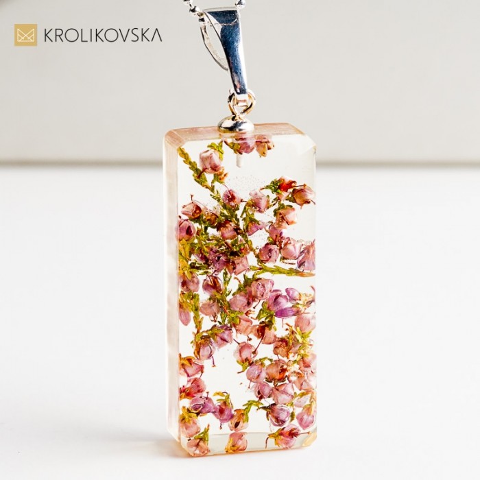 Naszyjnik z kwiatem w żywicy, artystyczna biżuteria inspirowana naturą.