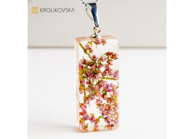 Naszyjnik z kwiatem w żywicy, artystyczna biżuteria inspirowana naturą.