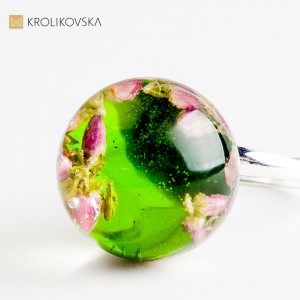 Srebrny pierścionek z prawdziwym kwiatem, biżuteria artystyczna.