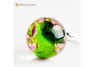 Srebrny pierścionek z prawdziwym kwiatem, biżuteria artystyczna.