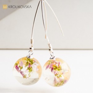 Kolczyki z kwiatem zatopionym w żywicy – elegancki prezent dla niej.