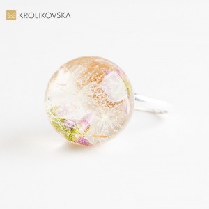 Pierścionek z prawdziwą rośliną – unikatowa biżuteria inspirowana naturą.1