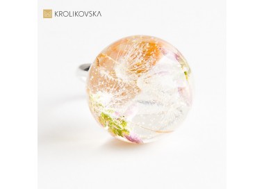 Pierścionek z prawdziwą rośliną – unikatowa biżuteria inspirowana naturą.