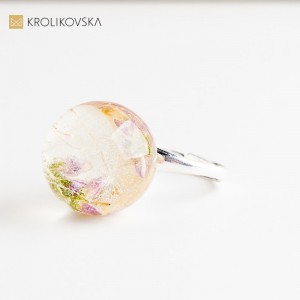 Pierścionek z prawdziwą rośliną – unikatowa biżuteria inspirowana naturą.
