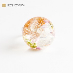 Pierścionek z prawdziwą rośliną – unikatowa biżuteria inspirowana naturą.