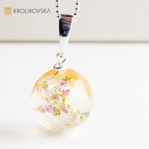 Naszyjnik z kwiatem w żywicy – subtelna biżuteria dla miłośniczki natury.