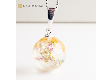 Naszyjnik z kwiatem w żywicy – subtelna biżuteria dla miłośniczki natury.